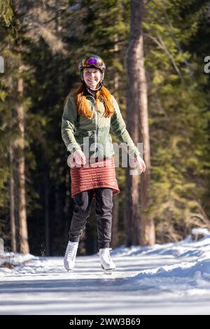 Eisläufer, Eisweg durch den Wald, Sur EN, geschickt in der Nähe von Scuol, Engadin, Schweiz Stockfoto