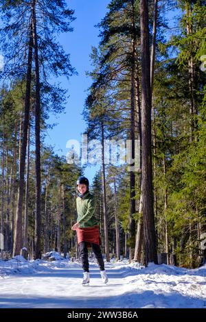 Eisläufer, Eisweg durch den Wald, Sur EN, geschickt in der Nähe von Scuol, Engadin, Schweiz Stockfoto