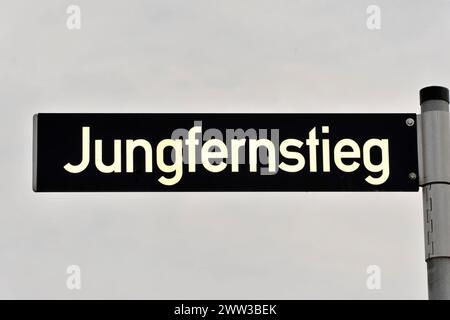 Ein Straßenschild mit der Aufschrift „Jungfernstieg“ in klaren, schwarzen Buchstaben, Hamburg, Hansestadt Hamburg Stockfoto