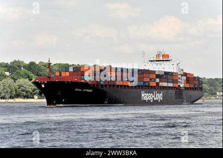 SEOUL EXPRESS, großes Containerschiff auf der Elbe, mit vielen Containern unter bewölktem Himmel, Hamburg, Hansestadt, Deutschland Stockfoto