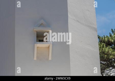 Ein kleines dekoratives Fenster an der weißen Wand eines Leuchtturms in Ulsan, Südkorea Stockfoto