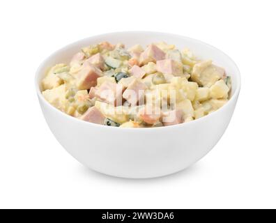 Leckerer Olivier-Salat mit gekochter Wurst in Schüssel isoliert auf weiß Stockfoto