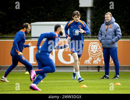 ZEIST - Daley Blind, Memphis Depay, Marten de Roon und Nationaltrainer Ronald Koeman während eines Trainings der niederländischen Nationalmannschaft auf dem KNVB Campus am 21. März 2024 in Zeist, Niederlande. Die niederländische Nationalmannschaft bereitet sich auf das Freundschaftsspiel gegen Schottland in Amsterdam vor. ANP KOEN VAN WEEL Stockfoto