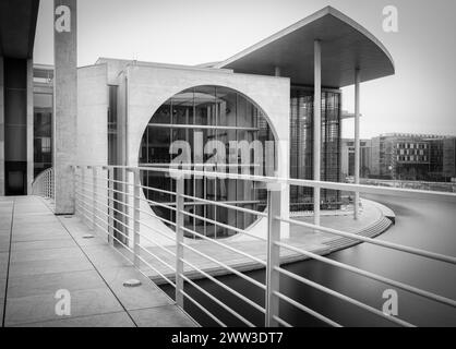 Schwarzweiß-Fotografie, Langzeitbelichtung, Regierungsbezirk mit der Spree und den Regierungsgebäuden, Berlin, Deutschland Stockfoto