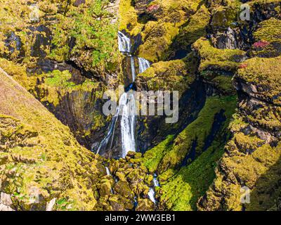 Wasserfall in den Felsen, in der Nähe von Vik, Sudurland, Island Stockfoto