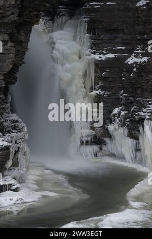 Gefrorener Winter-Wasserfall am Eingang zur Watkins Glen State Park-Schlucht Stockfoto