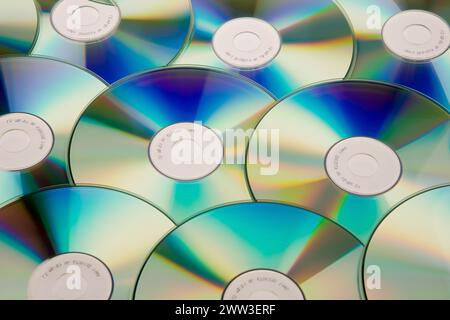 Ein Tisch voller CD-ROMs und DVDs, Raubkopien Stockfoto