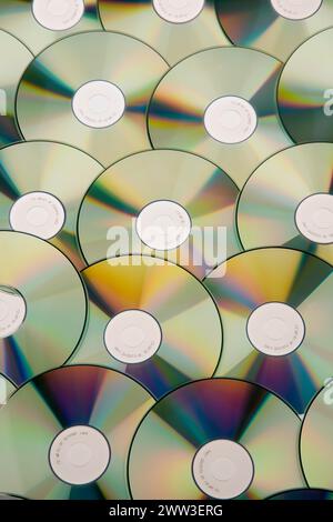 Ein Tisch voller CD-ROMs und DVDs, Raubkopien Stockfoto