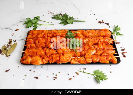 Hähnchenspieße in Gewürzen mariniert. Rohes Fleisch, das zum Kochen bereit ist Stockfoto