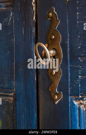 Antike Metallplatte und Schlüssel auf blau bemalten antiken Holzschrank im Schlafzimmer im alten 1877 Haus in Quebec, Kanada. Dieses Bild ist Eigenschaft freigegeben. Stockfoto