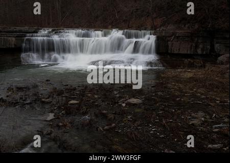 Der erste Wasserfall am Eingang zur Schlucht im Taughannock Falls State Park an einem kalten, aber schneefreien Tag im Winter Stockfoto