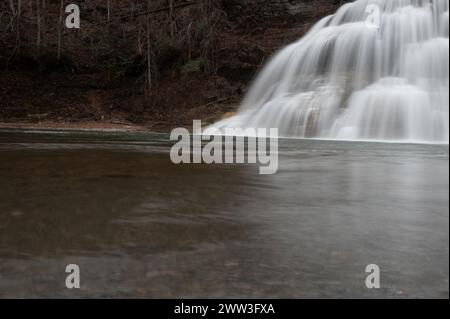 Niedrigwinkelbild der Lower Falls im Robert Treman State Park in New York Stockfoto