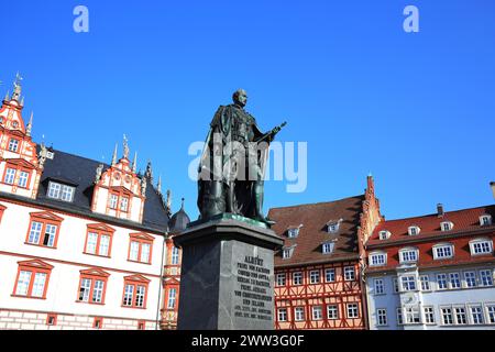 Die historische Altstadt von Coburg mit Blick auf die Statue des Albert Prinzen von Sachsen. Coburg, Oberfranken, Bayern, Deutschland Stockfoto