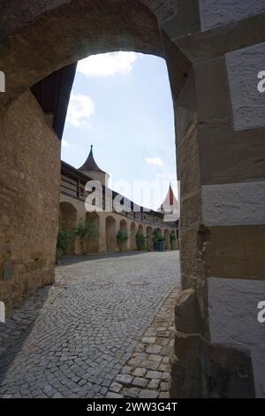 Innenhof unterhalb der historischen Festungsmauern, Comburg, Benediktinerkloster, Jakobsweg, Schwäbische Halle, Kocher Tal, Kocher, Hohenlohe Stockfoto