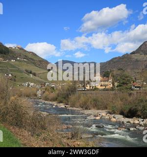 Talfer, Fluss in Südtirol und Runkelstein, altes Schloss in Bozen. Stockfoto