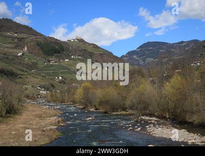 Talfer und Fernblick auf St. Jakob in Sand, Kapelle in der Nähe von Bozen, Italien. Stockfoto