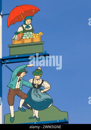 Marktstand und tanzendes Paar Tänzer Detail von Maypole am Viktualienmarkt München Bayern Deutschland Stockfoto