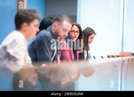 Berlin, Deutschland. März 2024. (RL) Yasmin Fahimi, Vorsitzende des Deutschen Gewerkschaftsbundes (DGB), Matthias Keussen, Athletic Sonnenberg EV, Vertreterin der Deutschen Sportjugend im DOSB und Anna-Nicole Heinrich, Präsidentin der Synode der Evangelischen Kirche in Deutschland (EKD) der Allianz „gemeinsam für Demokratie“. Auf Bundesebene. Lokal. Für alle.“ Im Rahmen einer Bundespressekonferenz in Berlin am 21. März 2024. Quelle: dpa/Alamy Live News Stockfoto