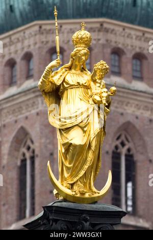 Marienstatue vor einem Turm der Frauenkirche Marienplatz München Bayern Deutschland Stockfoto