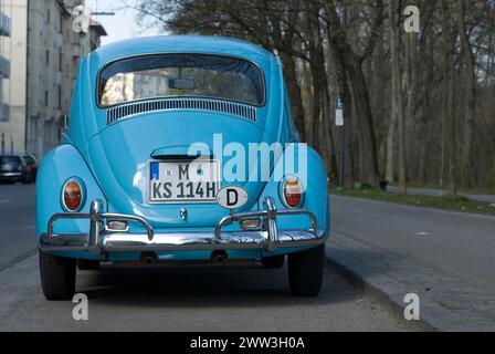 VW-Käfer in hellblau geparkt - bitte vor der Veröffentlichung die Ablaufnummer beachten Stockfoto