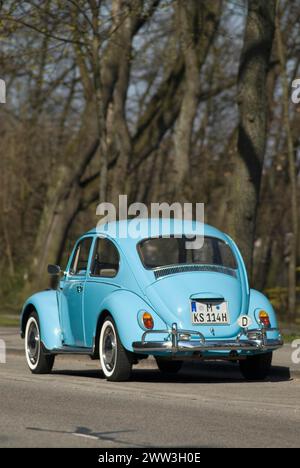 VW-Käfer in hellblau geparkt - bitte vor der Veröffentlichung die Ablaufnummer beachten Stockfoto