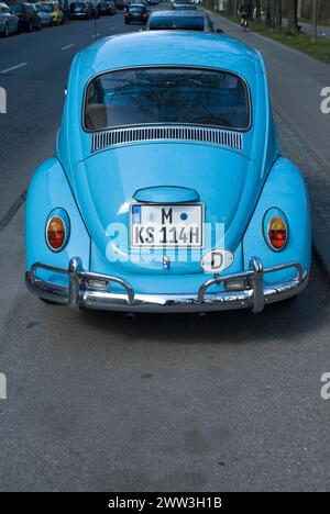 VW-Käfer in hellblau geparkt - bitte vor der Veröffentlichung die Ablaufnummer beachten Stockfoto