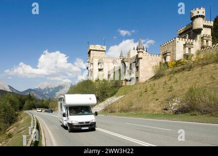 PlayCastle und Camper Van Seefeld Tirol Österreich Stockfoto