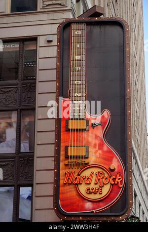 Ein Schild in Form einer Gitarre des Hard Rock Cafe in einem Gebäude, Manhattan, New York City, New York, USA, Nordamerika Stockfoto