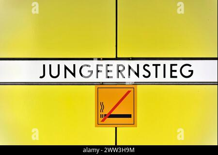 Schild der U-Bahn-Station „Jungfernstieg“ mit Rauchverbot auf gelbem Hintergrund, Hamburg, Hansestadt Hamburg, Deutschland Stockfoto