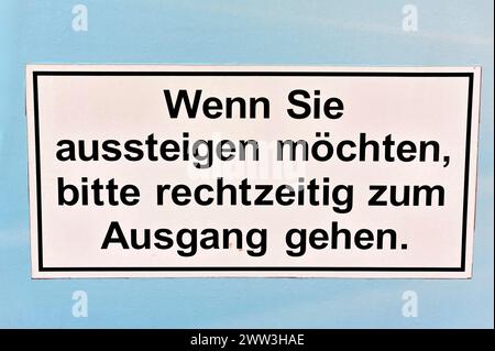Ein Informationsschild mit der Bitte, zur Ausfahrt auf blauem Hintergrund zu gehen, Hamburg, Hansestadt Hamburg, Deutschland Stockfoto