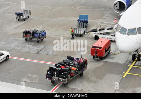 Gepäck wird in ein Flugzeug auf einem Flughafenparkplatz verladen, Hamburg, Hansestadt Hamburg, Deutschland Stockfoto