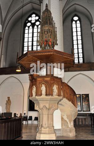 Peterskirche, Pfarrkirche, Baubeginn 1310, Mönckebergstraße, Holzkanzel in einer Kirche mit Skulpturen und historischen Details Stockfoto