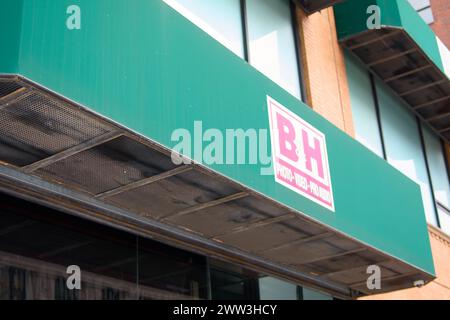 New York, NY, USA - 21. März 2024: Bild der Außenschilder von B H, einem Geschäft, das auf Foto-, Video- und Pro-Audio-Geräte spezialisiert ist. Stockfoto