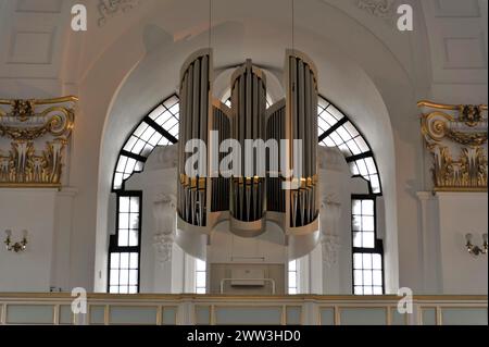 Michaeliskirche, Michel, Barockkirche St. Michaelis, Baubeginn 1647–1750, moderne Orgel in weiß und Silber in einer Kirche Stockfoto