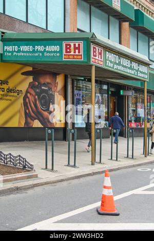 New York, NY, USA - 21. März 2024: Das berühmte Elektronikgeschäft B H wird mit Passanten und klaren Schildern und natürlichem Licht gezeigt. Stockfoto