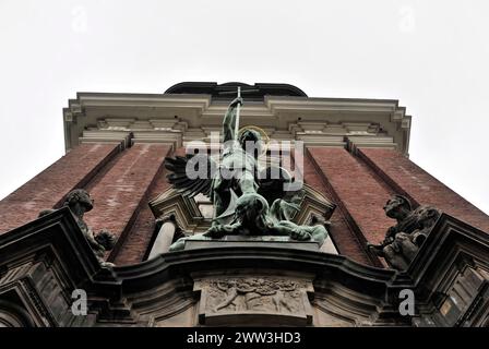Michaeliskirche, Michel, Barockkirche St. Michaelis, Baubeginn 1647 - 1750, Statue des Erzengels Michael, der den Teufel besiegt, in Stockfoto