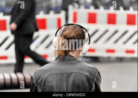 Eine Person mit Kopfhörern steht vor einer Straßensperre, von hinten genommen, Hamburg, Hansestadt Hamburg, Deutschland Stockfoto