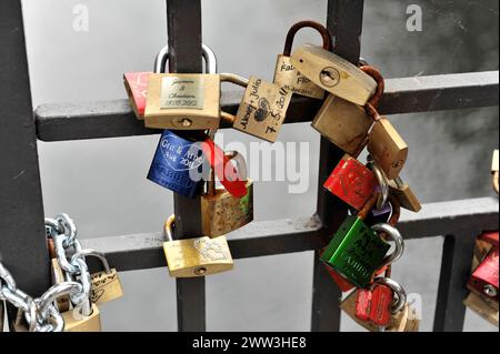 Liebesschlösser junger Liebender an der Niederbaumbruecke, Speicherstadt, Hamburger Hafen, bunte Liebesschlösser an einem Metallzaun, Hamburg Stockfoto