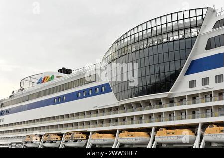 Detail, AIDAluna, der Bug eines Kreuzfahrtschiffes neben moderner Hafenarchitektur, Hamburg, Hansestadt Hamburg, Deutschland Stockfoto