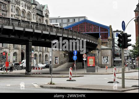 Blick auf eine Straßenkreuzung mit Hochbahn und U-Bahn-Station, Hamburg, Hansestadt Hamburg, Deutschland Stockfoto