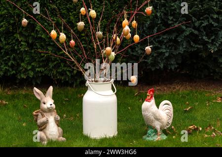 Ein Osterhase und Hahn aus Porzelan mit einem Osterstrauß mit Ostereiern im Garten. Symbolfoto, Themenfoto *** Ein Porzellan Osterhase und Hahn mit Osterstrauß und Ostereiern im Garten Symbolfoto, Themenfoto Foto:XB.xSchubertx/xFuturexImagex ostern 4303 Stockfoto