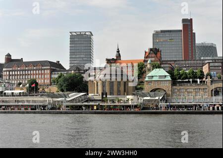 Blick auf die Hamburger Uferpromenade mit klassischen Gebäuden tagsüber, Hamburg, Hansestadt Hamburg, Deutschland Stockfoto