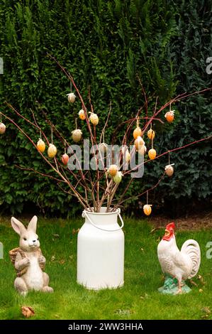 Ein Osterhase und Hahn aus Porzelan mit einem Osterstrauß mit Ostereiern im Garten. Symbolfoto, Themenfoto *** Ein Porzellan Osterhase und Hahn mit Osterstrauß und Ostereiern im Garten Symbolfoto, Themenfoto Foto:XB.xSchubertx/xFuturexImagex ostern 4302 Stockfoto