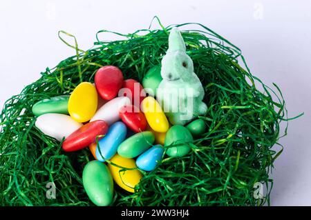 Osterhase aus Filz und Süßigkeiten in einem Osternest. Symbolfoto, Themenfoto *** Osterhase aus Filz und Süßigkeiten im Osternest Symbolfoto, Themenfoto Foto:XB.xSchubertx/xFuturexImagex ostern 4306 Stockfoto