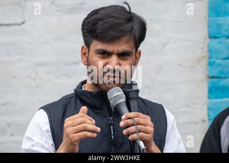 Pulwama, Indien. März 2024. Waheed-Ur-Rahman Para, der Vorsitzende der Demokratischen Volkspartei (PDP) von Jammu und Kaschmir, spricht auf einer Arbeiterversammlung im Bezirk Pulwama südlich von Srinagar an. Quelle: SOPA Images Limited/Alamy Live News Stockfoto