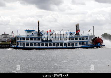 Ein antiker Raddampfer namens „Louisiana Star“, der auf dem Wasser vor einem bewölkten Himmel segelt, Hamburg, Hansestadt Hamburg, Deutschland Stockfoto