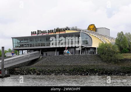 Musiktheater „der König der Löwen“ mit Besuchern und auffälligen Schildern, Hamburg, Hansestadt Hamburg, Deutschland Stockfoto