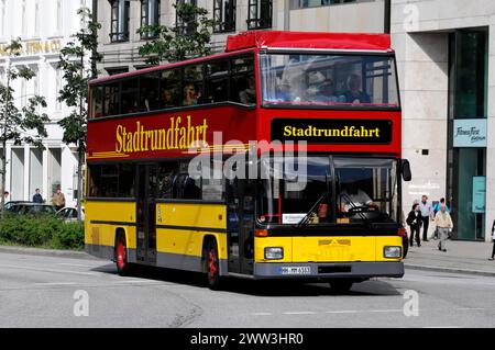 Ein roter Doppeldeckerbus für Stadtrundfahrten fährt durch eine sonnige Stadtstraße, Hamburg, Hansestadt Hamburg, Deutschland Stockfoto