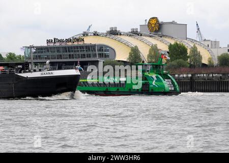 Schiffe im Hafen vor dem Theater des Musicals „König der Löwen“, Hamburg, Hansestadt Hamburg Stockfoto