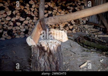 Nahaufnahme von Äxten, die Holz hacken Stockfoto